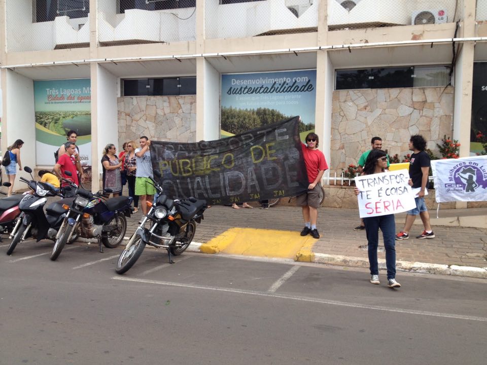 Manifestação em frente ao prédio da prefeitura  - Maria Ducarmo/TVC