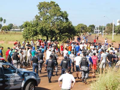 Os manifestantes acusam as empresas empregadoras de não cumprirem com o que foi acordado em contrato. - Os manifestantes acusam as empresas empregadoras de não cumprirem com o que foi acordado em contrato. -