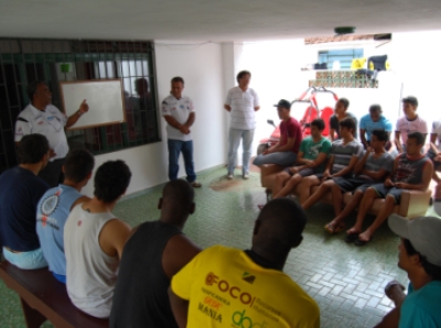 Técnico conversa com jogadores na concentração -