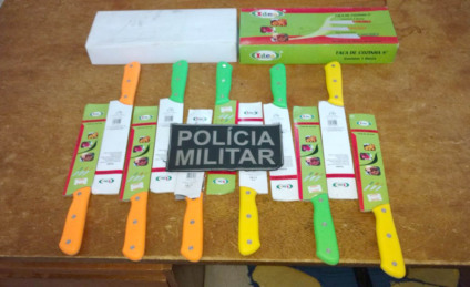Homem teria alegado que as facas, de cores diversas, teriam sido compradas de um vendedor ambulante - Divulgação/PM