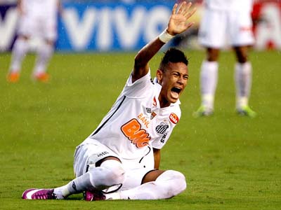 Neymar foi muito "caçado" no clássico na Vila Belmiro - Neymar foi muito "caçado" no clássico na Vila Belmiro -