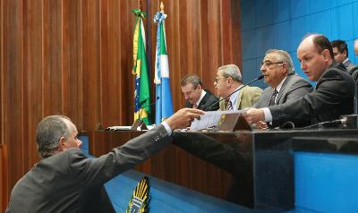 Deputados começam a analisar orçamento de 2013 -