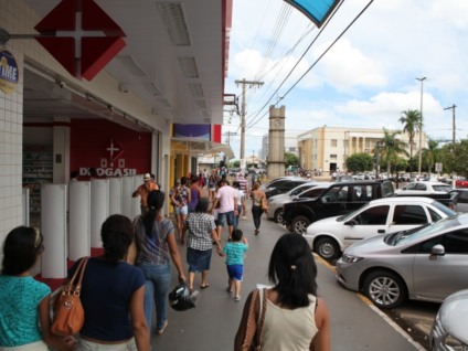 Consumidores poderão aproveitar o sábado para irem às compras - Elias Dias