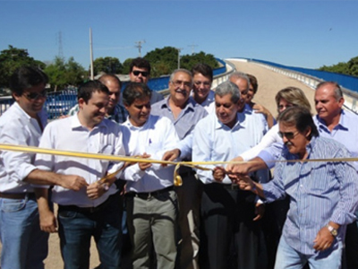 Governador André Puccinelli e aliados inauguram ponte de concreto sobre o Rio Miranda em Corumbá -