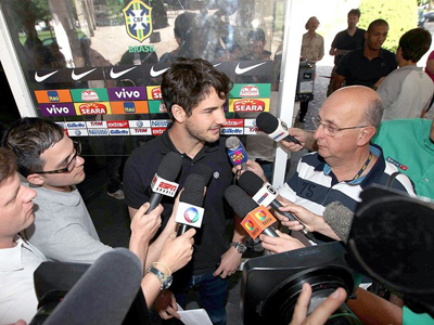 Alexandre Pato concede entrevista na chegada da Seleção ao hotel em Hamburgo -