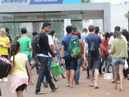 Pelo ProUni, os estudantes podem concorrer a bolsas de estudo parciais e integrais em instituições particulares de educação superior com base na nota do Enem  - Elza Fiuza/Agência Brasil