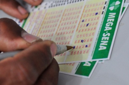 Milhões de apostadores sonham com a chance de ganhar a bolada - Wilson Dias/Agência Brasil