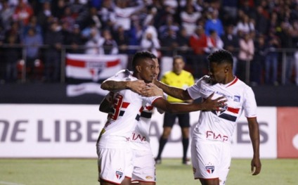 Jogadores comemoram gol de Centurion no primeiro tempo do jogo - Rubens Chiri/SPFC