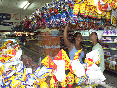 Consumidores se antecipam e compram ovos de chocolate antes da Páscoa -