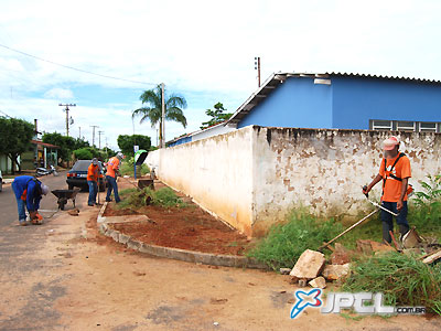 Creche do Jardim Dourados se livrou do mato fora do prédio -