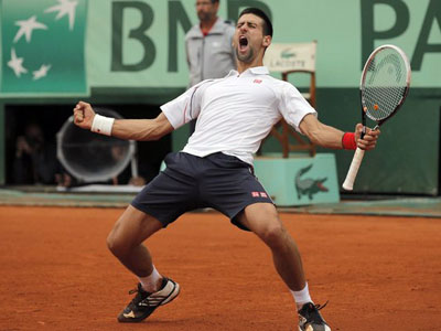 Novak Djokovic comemora o triunfo. Parada agora será contra o rival Federer, em uma reedição de 2011 -