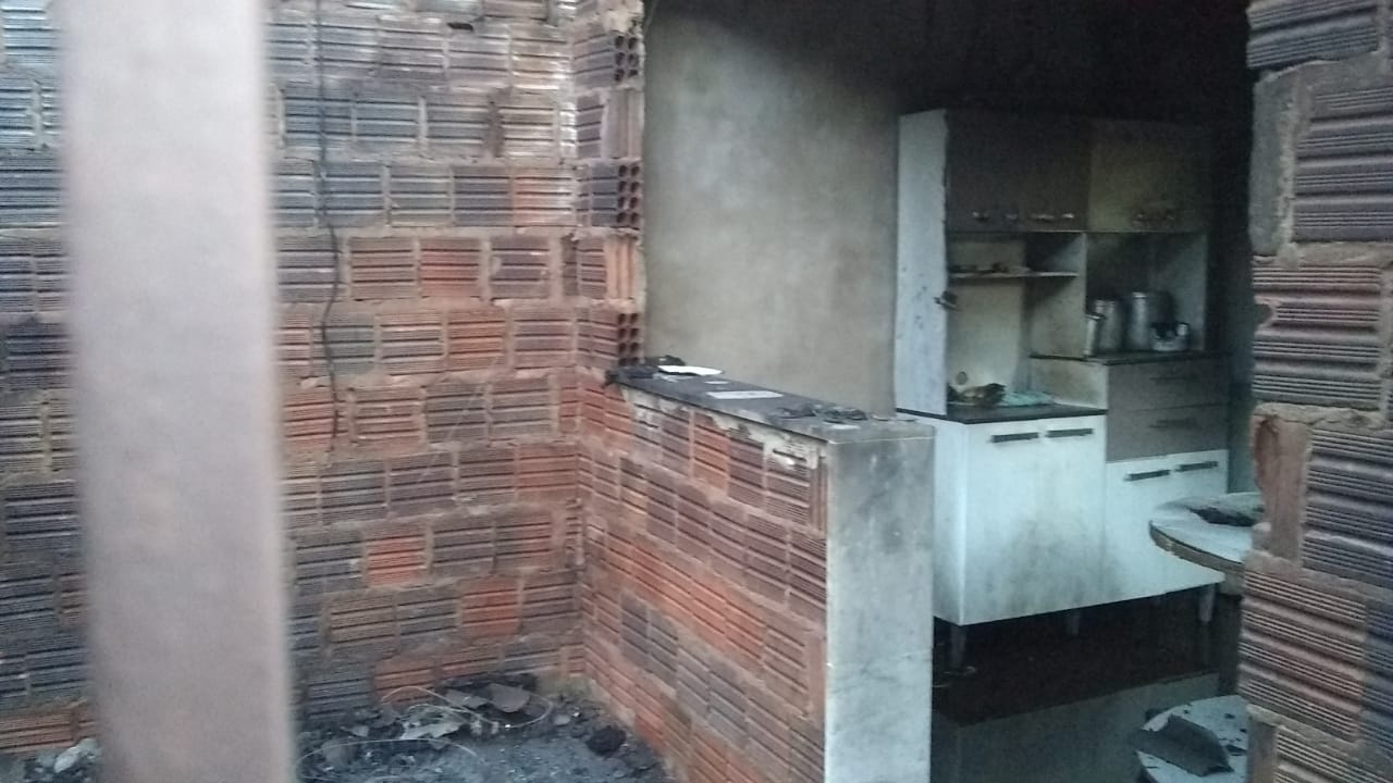 Autor de feminicídio tem casa incendiada após familiares e amigos serem informados do feminicídio da - Alfredo Neto/JPnews