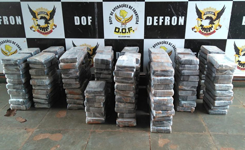 Policiais localizaram o entorpecente escondido em um compartimento disfarçado - Divulgação/DOF Policiais localizaram o entorpecente escondido em um compartimento disfarçado - Divulgação/DOF