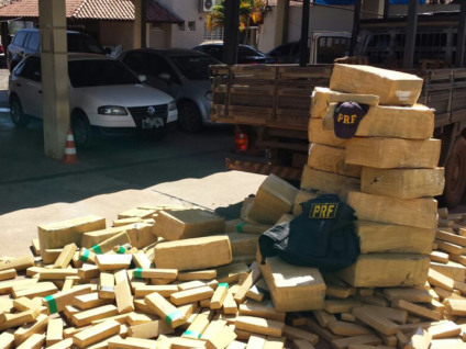 Tabletes de maconha estavam escondidos em um fundo falso do veículo - Divulgação/PRF