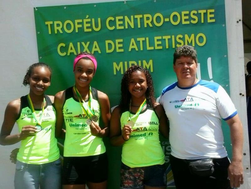 Natalia Muniz, Kemily Silva, Nathalia Felipe e o técnico Reynaldo Abrão, após prova em Campo Grande - Arquivo Pessoal