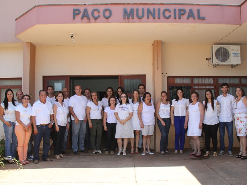 Os servidores vestiram branco para lembrar o “Dia Municipal do Combate à Violência e Promoção da Paz” - Departamento de Comunicação