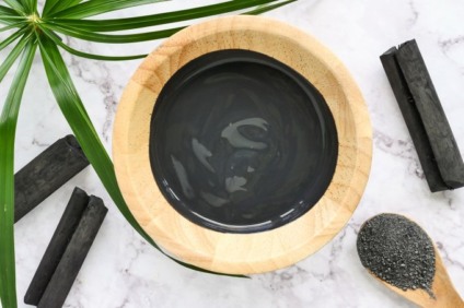 4 benefícios do carvão ativado para a pele e o cabelo