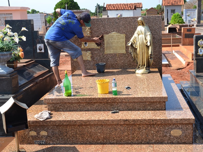 Com a proximidade do feriado de Finados, fluxo de três-lagoenses que vão ao cemitério aumenta - Claudio Pereira/JP