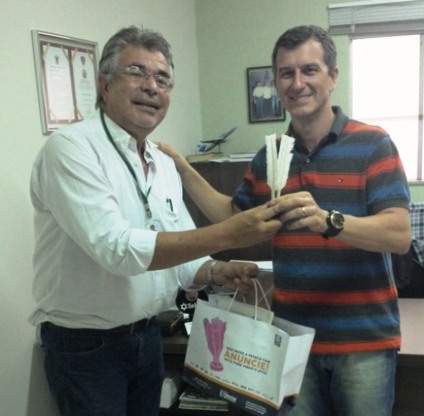 Samuel Alonso Filho recebendo a peteca, simbolo da campanha do grupo RCN de Comunicação  - Tito Borges