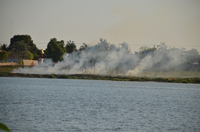 Ainda ontem era possível ver fogo na margem da segunda lagoa Thiago Bonfim -