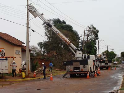 Várias equipes trabalham no restabelecimento da energia -