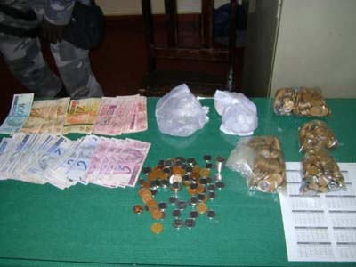 Foi apreendida a quantia de R$ 537,70 em moedas de diversos valores e R$ 690,00 em cédulas de papel de diversos valores - Foi apreendida a quantia de R$ 537,70 em moedas de diversos valores e R$ 690,00 em cédulas de papel de diversos valores -