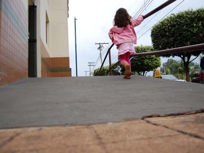 Muitos imóveis possuem calçadas construídas corretamente na cidade -