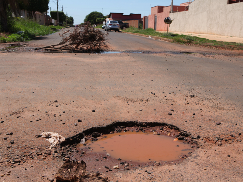 Com a chegada do período das chuvas, começam a surgir pelas ruas de Três Lagoas verdadeiras crateras - Elias Dias/JP