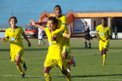Meio-campista Chico comemora goleada cenista sobre o Aparecidense no Brasileirão -