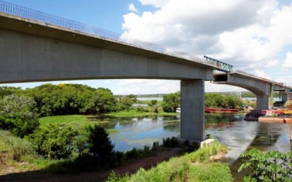 Ponte rodoviária em construção sobre o rio Paraná -