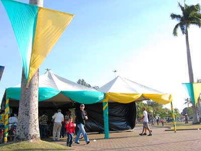 Tenda montada para abrigar o telão na Praça Ramez Tebet - Tenda montada para abrigar o telão na Praça Ramez Tebet -