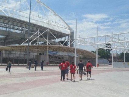 Equipe do aplicativo Biomob desaprova acessibilidade durante vistoria no entorno do Estádio Olímpico João Havelange (Engenhão)   - Vinícius Lisboa/ Agência Brasil