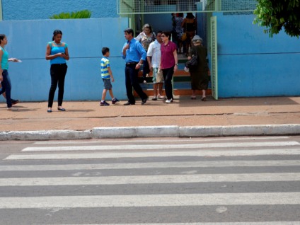 Locais de votação amanhecem limpos de propaganda - Laila Rebecca