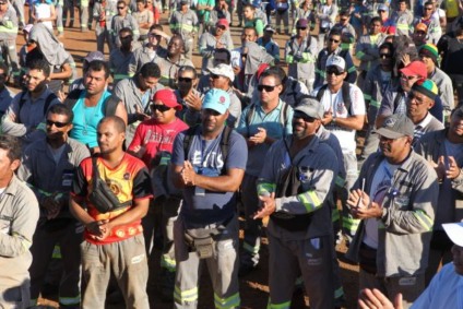 Centenas de trabalhadores se reuniram ontem na frente do canteiro de obras da fábrica de fertilizantes -