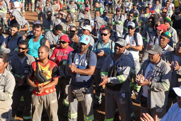 Centenas de trabalhadores se reuniram ontem na frente do canteiro de obras da fábrica de fertilizantes -