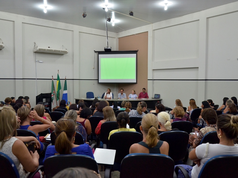 Profissionais assistiram a duas palestras com a Professora Drª. Maria Helena Bimbatti Moreira - Divulgação