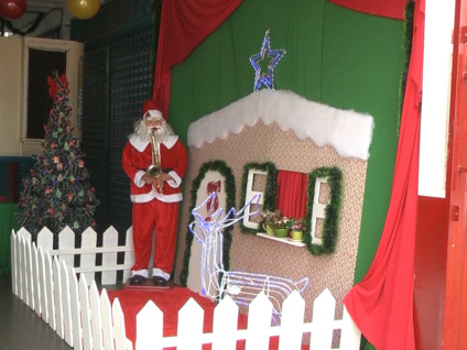 Casinha com o Papai Noel chama atenção de quem passa pelo local  - Reprodução/TVC 