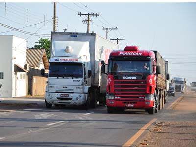 Caminhões trafegam em Três Lagoas -
