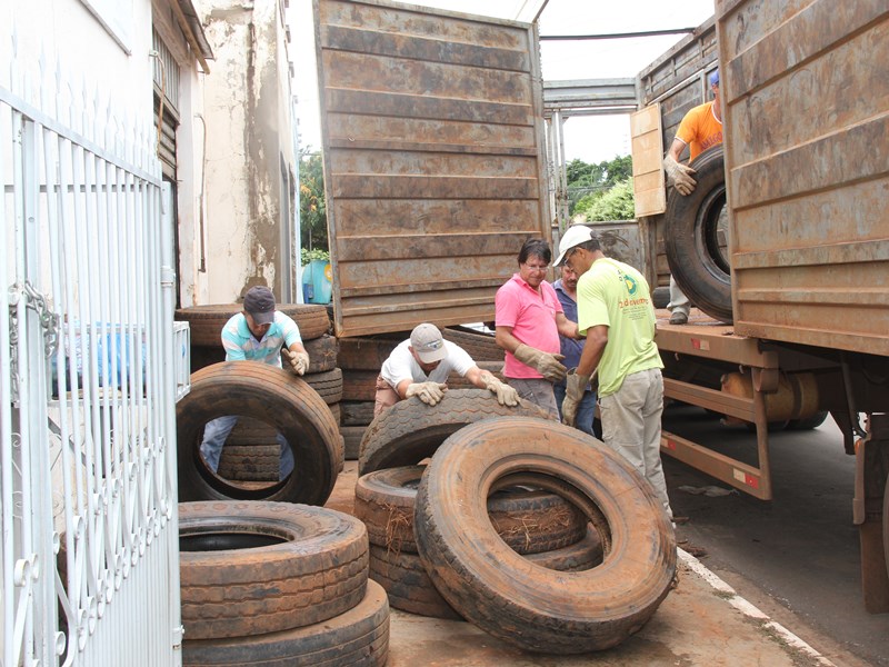  Os pneus inservíveis são transportados trimestralmente para a reciclagem - Divulgação/Secom