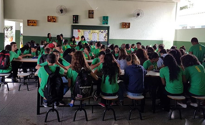 Alunos no refeitório saboreando a merenda escolar - Chico Ribeiro/Portal MS