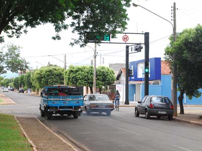 Na avenida Eloy Chaves, uma árvore esconde os faróis, impossibilitando o motorista de saber se o sinal está verde, amarelo, ou vermelho -