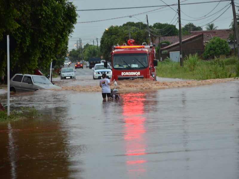 Além do efetivo humano, na operação ainda foram envolvidas cinco viaturas e duas moto-bombas - Cláudio Pereira/JP