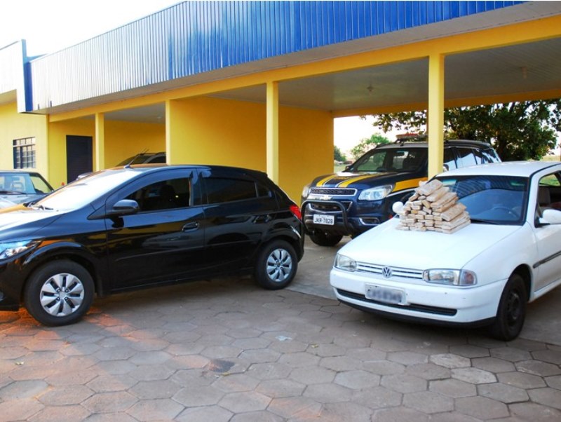 Policiais encontraram 42 tabletes de maconha escondidos nas laterais traseiras e no banco traseiro do carro - Tiago Apolinário/Da Hora Bataguassu