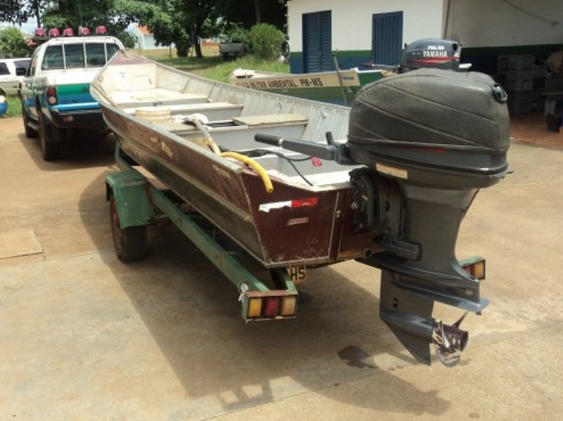 PMA apreendeu um barco, um motor de popa, 8 quilos de pescado e 300 metros de redes de pesca - Divulgação/PMA