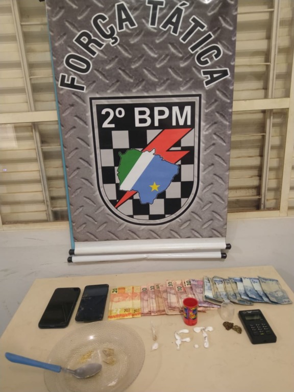 Força Tática fecha ponto de venda de drogas e quatro são levados para a Depac - Imagens cedidas/Polícia Militar