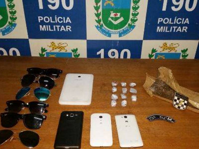 Foi apreendido 11 porções de maconha com os acusados e um tablete da droga na casa  - Divulgação