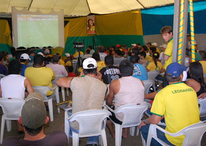 Torcida eufórica acompanha o jogo - Torcida eufórica acompanha o jogo -