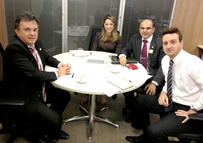 Secretário de governo Andrew e deputado Vander em reunião na Secretaria de Aviação Civil -