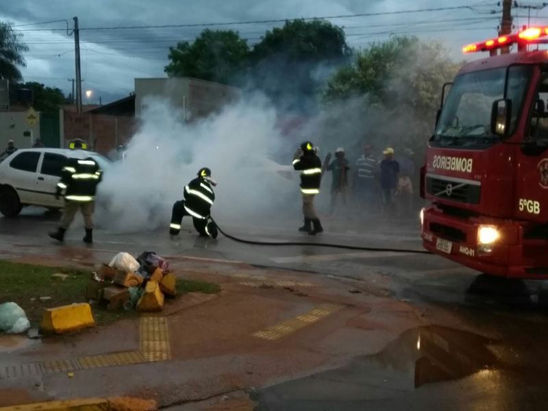 Bombeiros foram chamados para controlar as chamas - Cláudio Junior Bombeiros foram chamados para controlar as chamas - Cláudio Junior