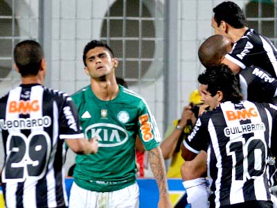 Jogadores do Galo comemoram em meio ao lamento de Luan -